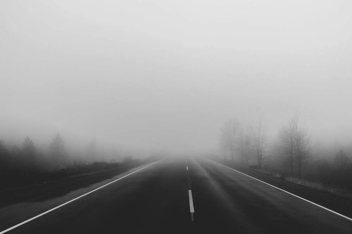Jak bezpiecznie jeździć we mgle - jazda we mgle na autostradzie - jak zachować się podczas karambolu?