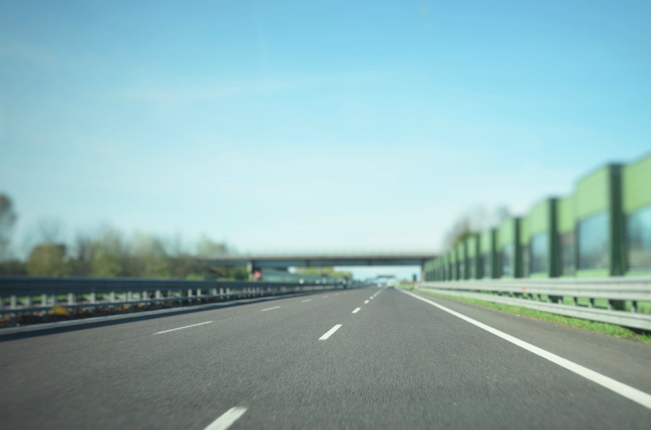 Prędkość na autostradzie - jaka jest dopuszczalna prędkość w Polsce i w Europie?