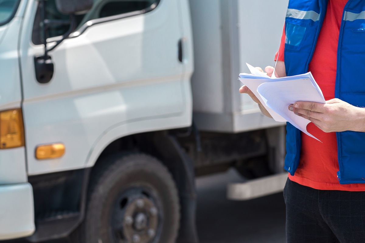 Praca zawodowego kierowcy to nie tylko odpowiedzialność na drodze. Jakie dokumenty powinien posiadać przy sobie kierowca i jak ewidencjonować jego pracę?