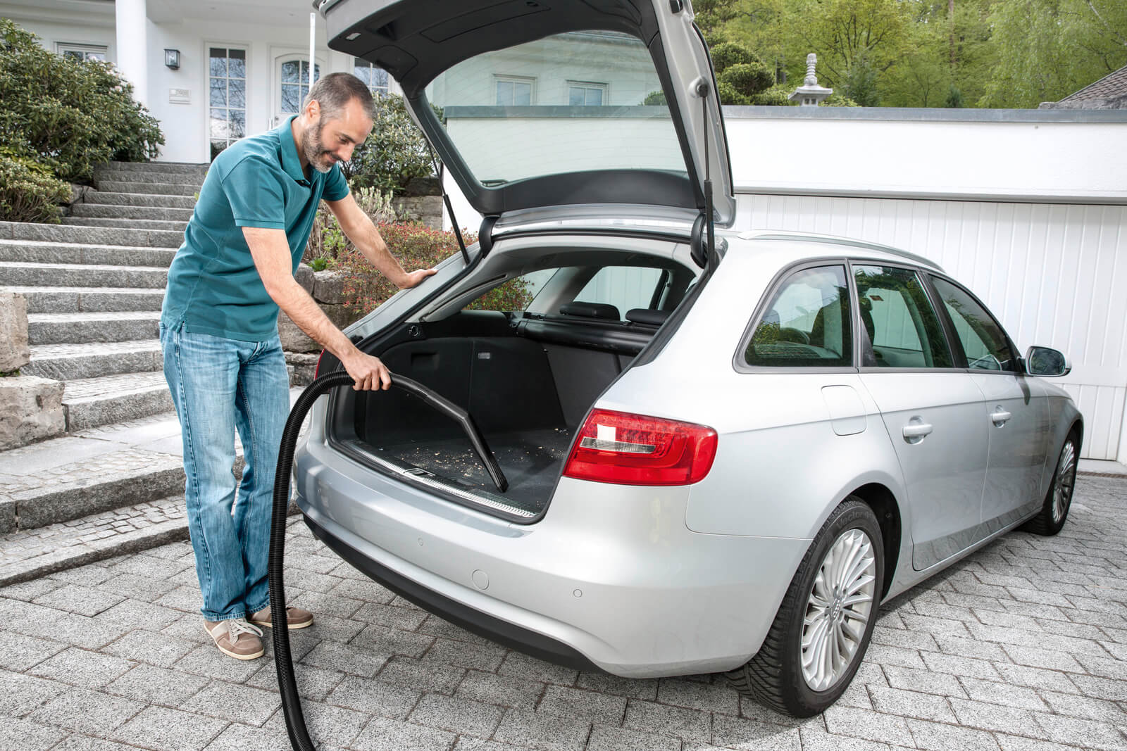 Czyszczenie samochodu: jak i czym ręcznie umyć i wysprzątać auto?
