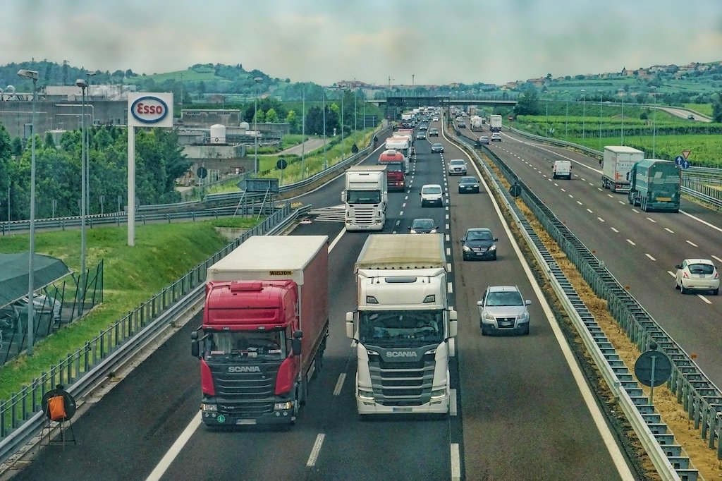 Usługi transportowe i ich znaczenie - poznaj świat transportu