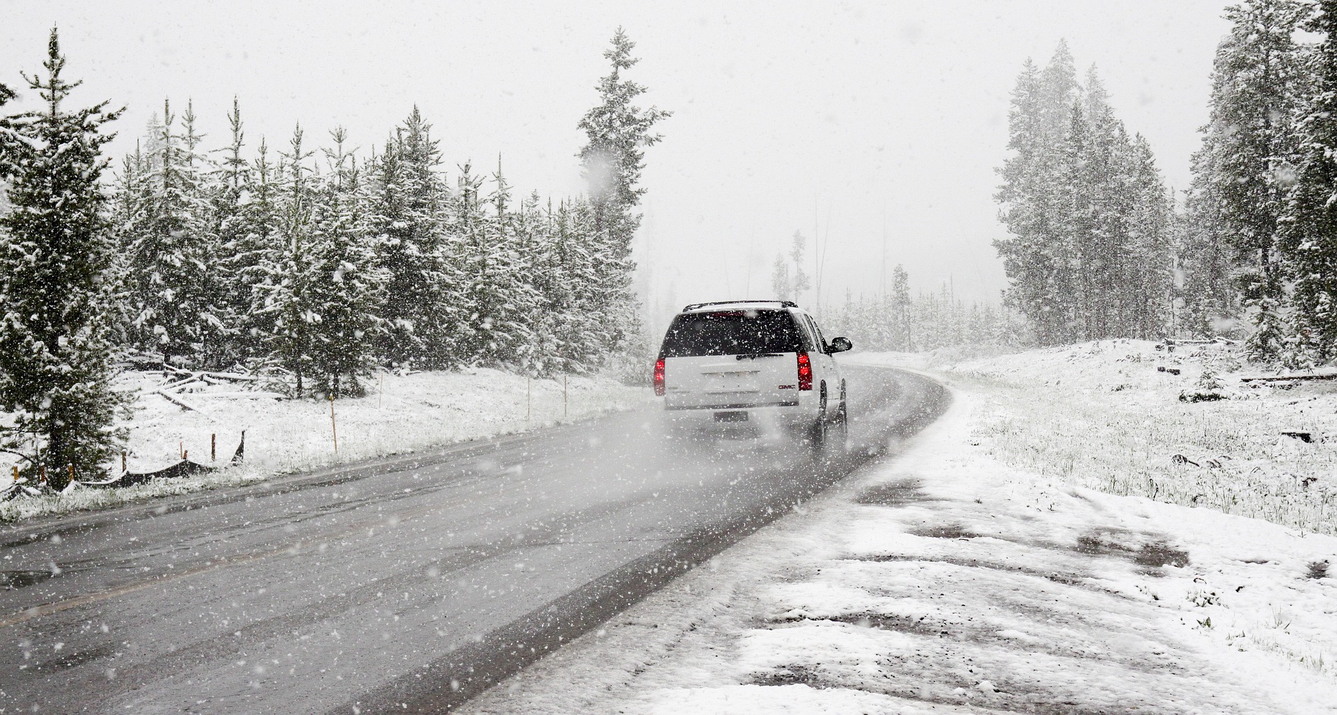 Jak zabezpieczyć samochód przed zabrudzeniami podczas zimy?